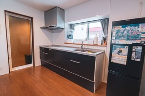 Réfrigérateur, micro-ondes, plaque de cuisson, lave-vaisselle