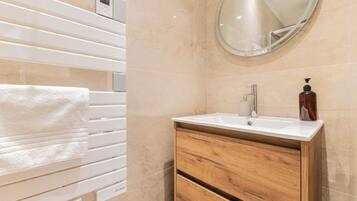 Shower, hair dryer, towels