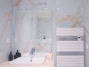 Douche, séchoir à cheveux, serviettes fournies