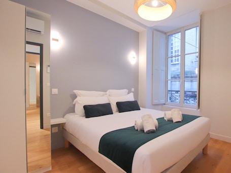 Iron/ironing board, WiFi, bed sheets. Luxury 3-bedroom apartment in hyper centre, air con, lift