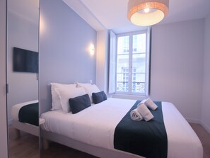 3 habitaciones, tabla de planchar con plancha, wifi y ropa de cama 