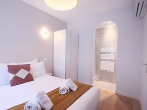 3 habitaciones, tabla de planchar con plancha, wifi y ropa de cama 
