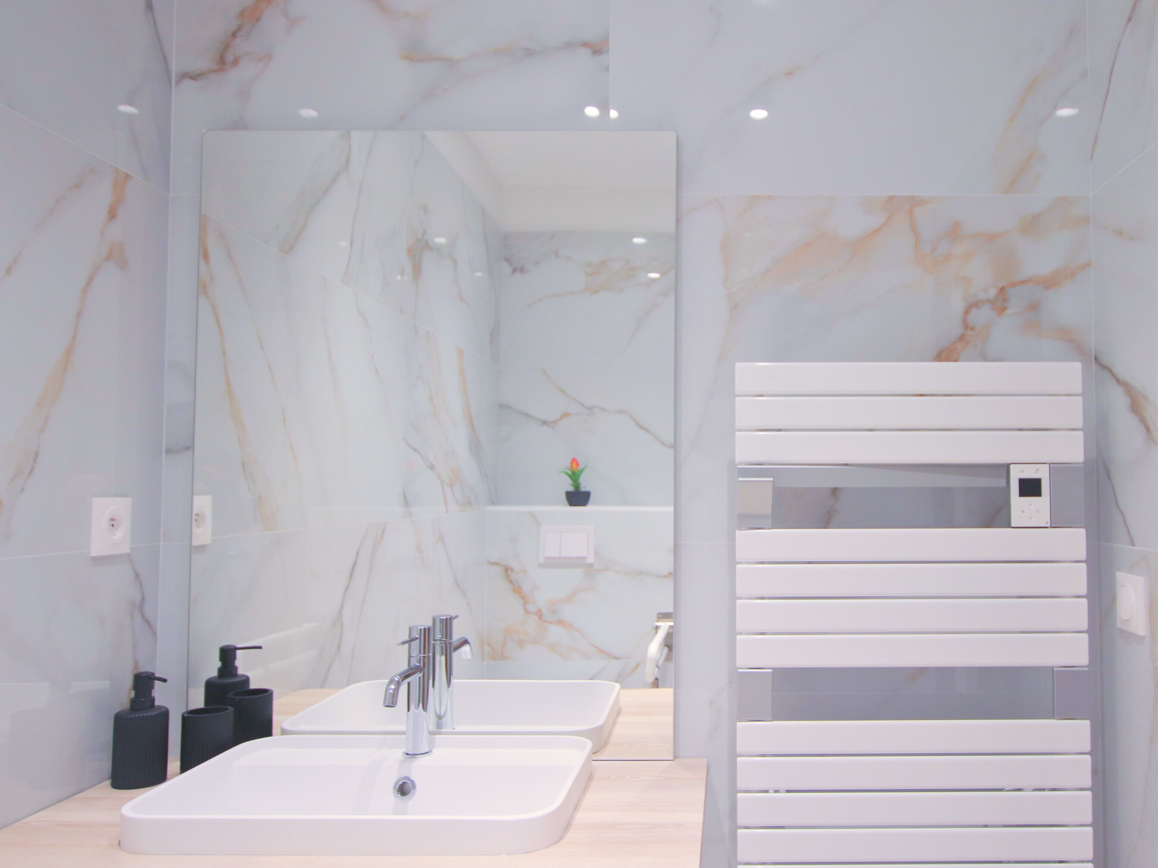 Douche, sèche-cheveux, serviettes fournies