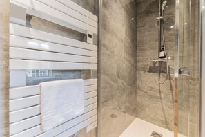 Dusche, Haartrockner, Handtücher