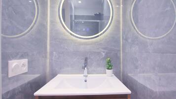 Douche, sĂšche-cheveux, serviettes fournies