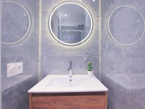 Shower, hair dryer, towels