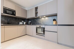 Wasserkocher mit Kaffee-/Teezubehör, Kühlschrank, Mikrowelle, Ofen