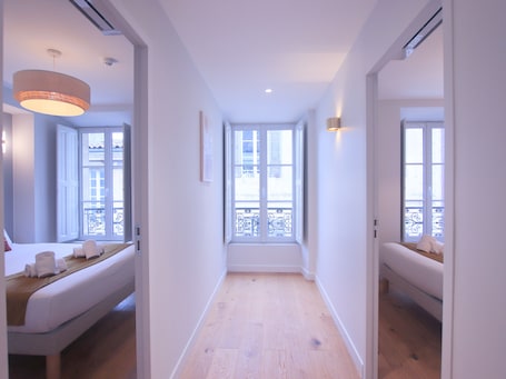 3 bedrooms, iron/ironing board, WiFi, bed sheets. Luxury 3-bedroom apartment in hyper centre, air con, lift