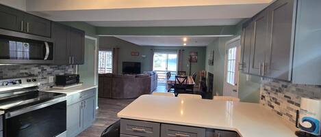 Refrigerador, microondas, horno y parrilla de estufa