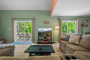 Smart TV, fireplace, table tennis - Pet-Friendly Lakefront Home | Hot Tub Retreat (Swanton)