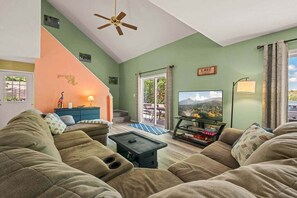 Smart TV, fireplace, table tennis - Pet-Friendly Lakefront Home | Hot Tub Retreat (Swanton)