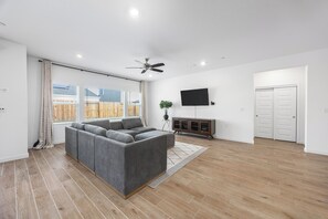 Smart TV - Serenity House-Newly Built, Peaceful Stay (Bakersfield)