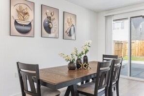 Dining - Serenity House-Newly Built, Peaceful Stay (Bakersfield)