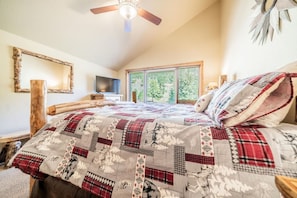 Työpöytä, silitysrauta/-lauta, vauvan matkasänky, Wi-Fi