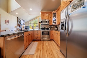 Fridge, microwave, oven, stovetop - Riverfront! Views, minute to RMNP & town (Estes Park)