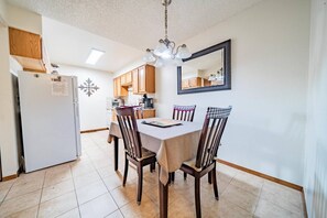 Dining - Pines Condo great location close to RMNP and Dntn (Estes Park)
