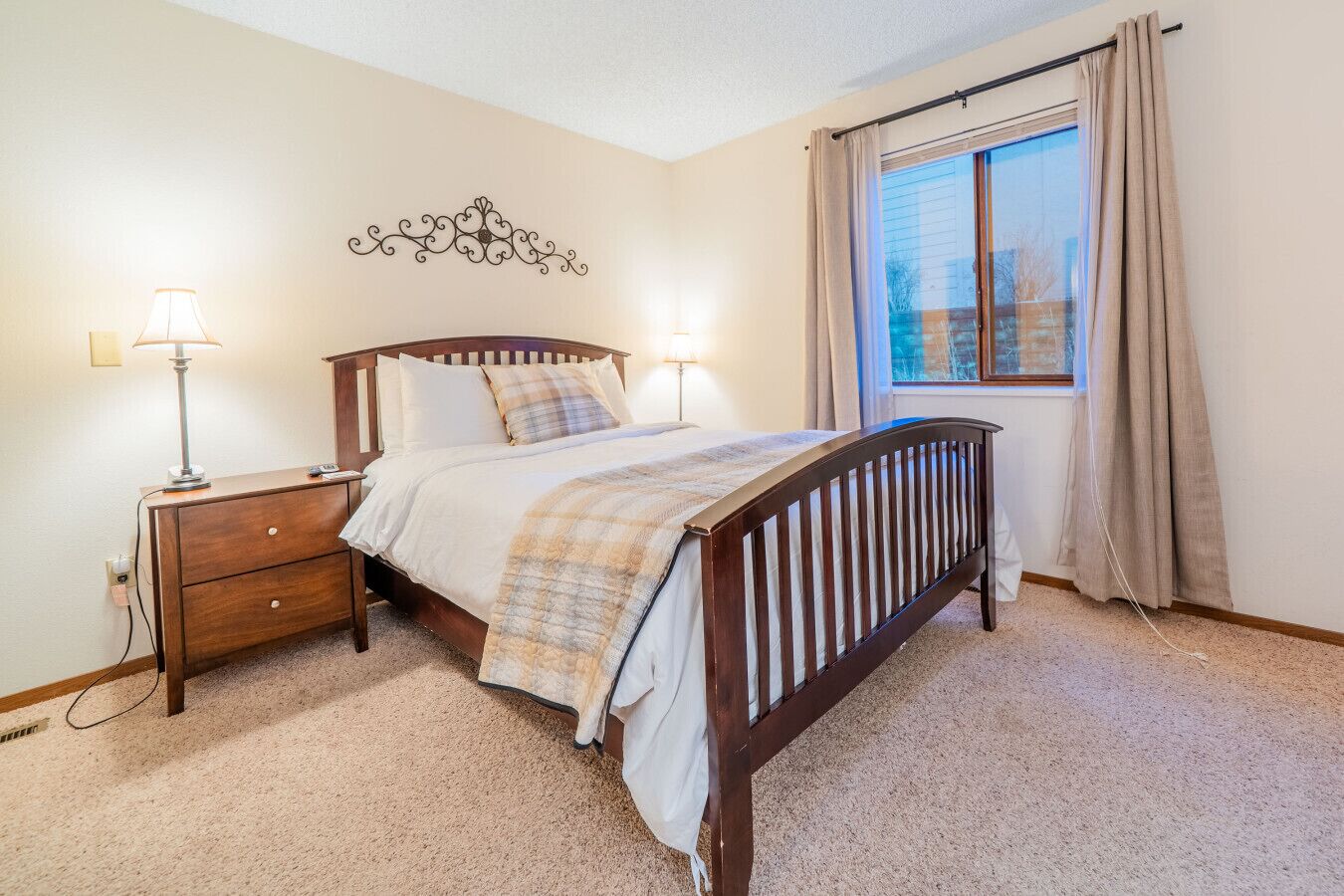 Desk, travel crib, WiFi, bed sheets