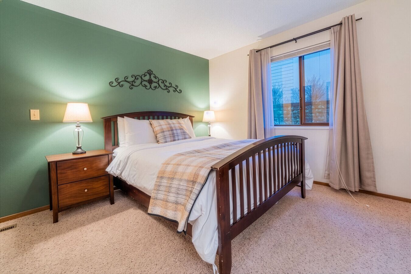 1 bedroom, desk, travel crib, WiFi
