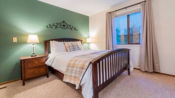 1 bedroom, desk, travel crib, WiFi