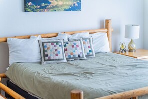 Desk, iron/ironing board, travel crib, WiFi - Hot tub, great views, huge deck. Near town, RMNP (Estes Park)