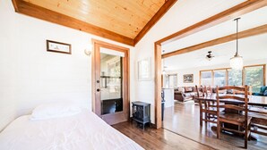 3 bedrooms, desk, iron/ironing board, travel cot - Hot tub, great views, huge deck. Near town, RMNP (Estes Park)