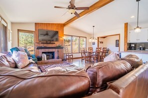 TV, fireplace - Hot tub, great views, huge deck. Near town, RMNP (Estes Park)