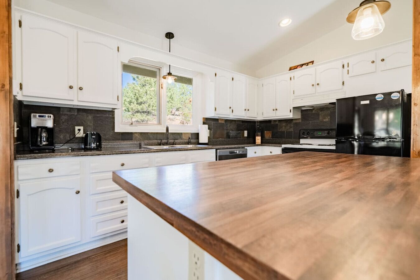 Kylskåp, mikrovågsugn, ugn och spishäll