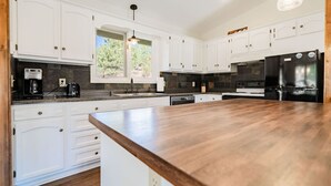 Coffee/tea maker, fridge, microwave, oven - Hot tub, great views, huge deck. Near town, RMNP (Estes Park)