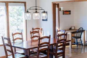 Dining - Hot tub, great views, huge deck. Near town, RMNP (Estes Park)