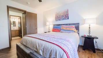 Een strijkplank/strijkijzer, reisbedje, wifi, beddengoed