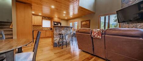 Télévision, cheminée, chaîne hi-fi