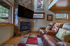 Een televisie, een open haard en een stereo