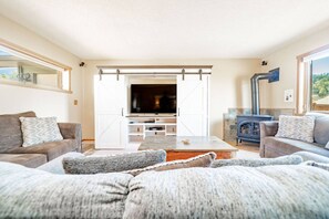 TV, fireplace - Hot tub, fireplace, views, near National Park! (Estes Park)