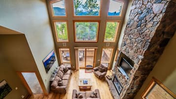 Televisie en een open haard