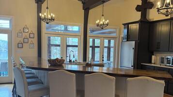 Microwave, oven, dishwasher, paper towels