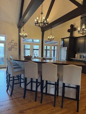 Mikroaaltouuni, uuni, astianpesukone, talouspaperi