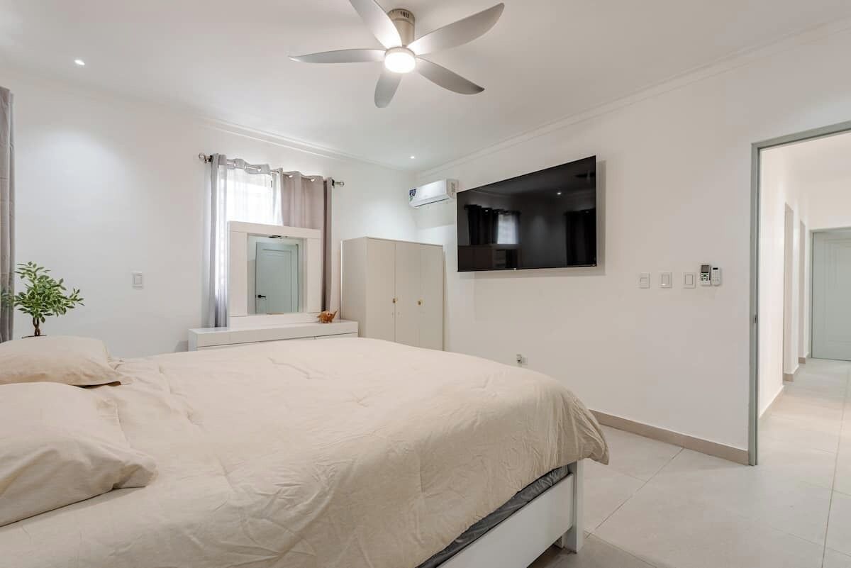 3 bedrooms, iron/ironing board, free WiFi, bed sheets