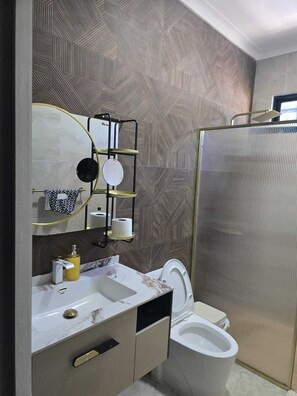 Chuveiro, toalhas de banho