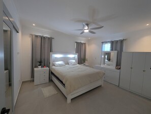 3 室のベッドルーム、アイロン / アイロン台、WiFi (無料)、ベッドシーツ