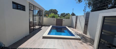 Una piscina al aire libre