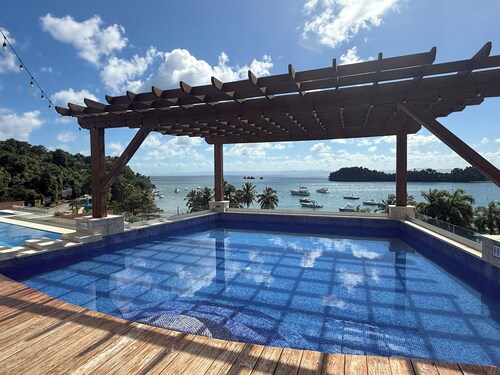 Modern 2BR Oceanview Retreat w/ Balcony  Walk to Bay