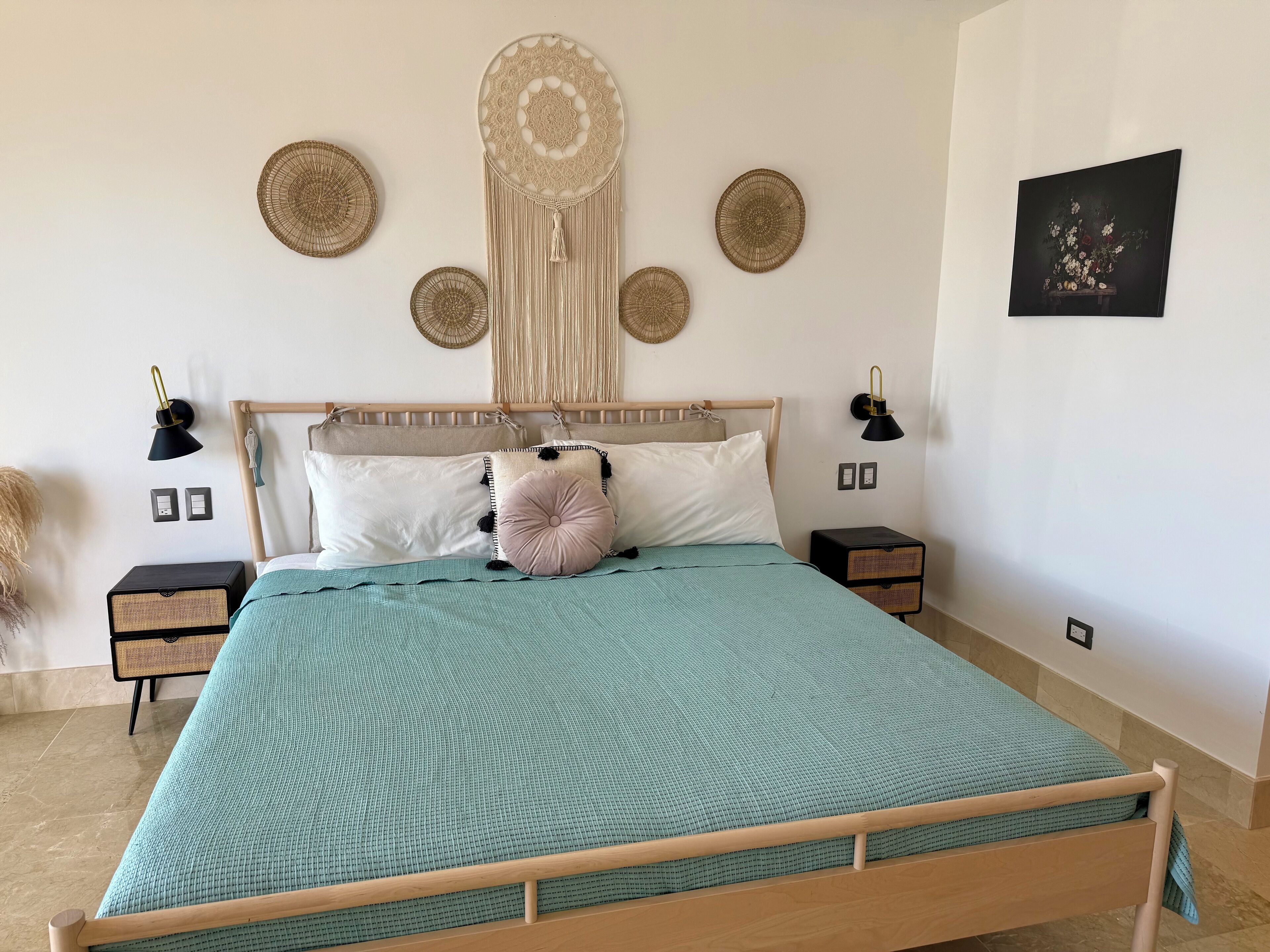 2 間睡房、房內夾萬、書桌、熨斗/熨衫板