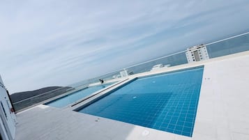 2 kolam renang outdoor