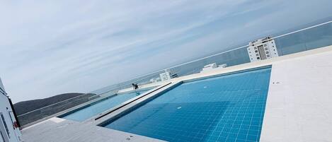 2 hồ bơi ngoài trời