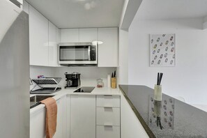 Private kitchen - Very pretty 2bed in enchanting Miami Beach, 1mn from Ocean drive beach! (Miami Beach)