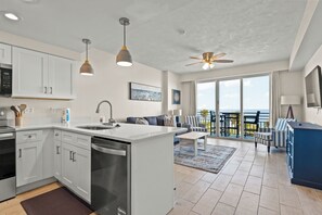 Fridge, microwave, oven, stovetop - Ultra Blue Horizon - Ocean Walk (Daytona Beach)