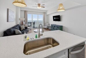 TV - Palm Royale - Ocean Walk (Daytona Beach)