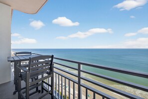 Outdoor dining - Palm Royale - Ocean Walk (Daytona Beach)