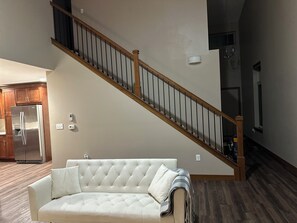 Living area - Spacious 4-bedroom townhome in quiet Iowa City neighborhood (Iowa City)