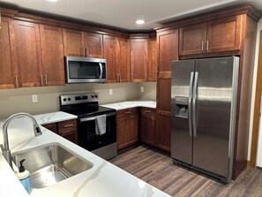 Microondas, horno, placa de cocina y lavavajillas